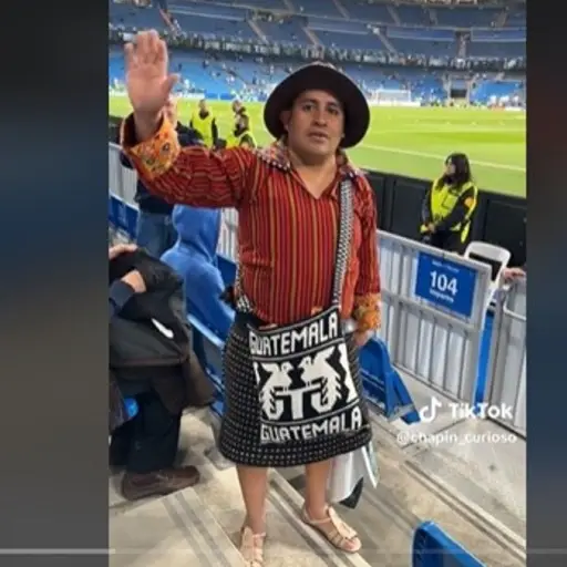 aficionado-guatemalteco-con-traje-tipico-en-el-santiago-bernabeu-marzo-2023.jpg ,
