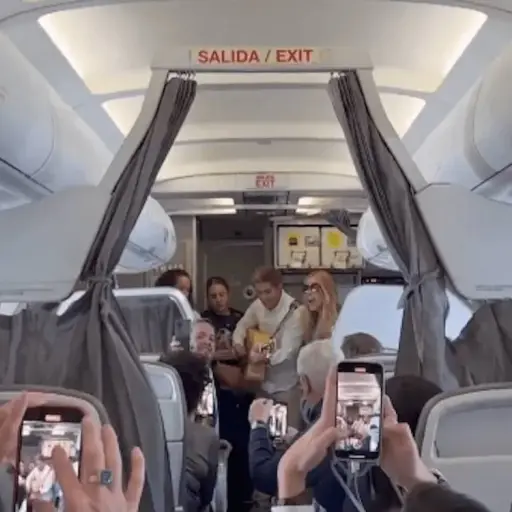 Marta-Sanchez-y-Carlos-Baute-calman-a-viajeros-en-pleno-vuelo.png ,