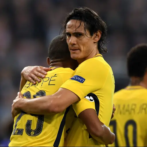 Cavani-felicita-a-Mbappe-3-scaled-1.jpg ,