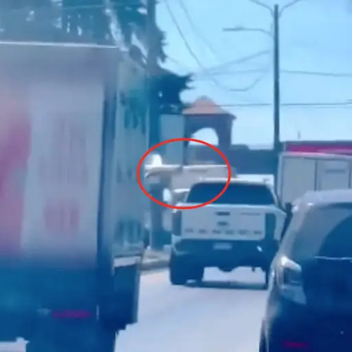 VIDEO.-Guardia-de-seguridad-amenaza-con-su-escopeta-a-automovilista-.png ,
