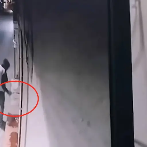 Momento-en-que-hombre-incendia-restaurante-en-San-Marcos-.png ,