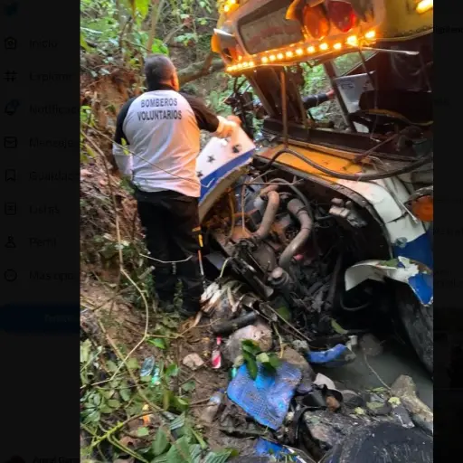 Bus-cae-a-hondonada-san-pedro-sacatepequez-Publinews-marzo-2023.jpg ,