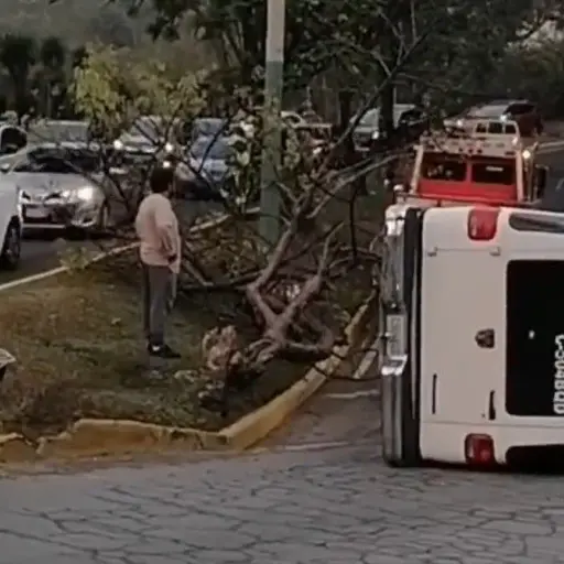 Accidente-de-bus-escolar-zona-2-marzo-2023.jpg ,