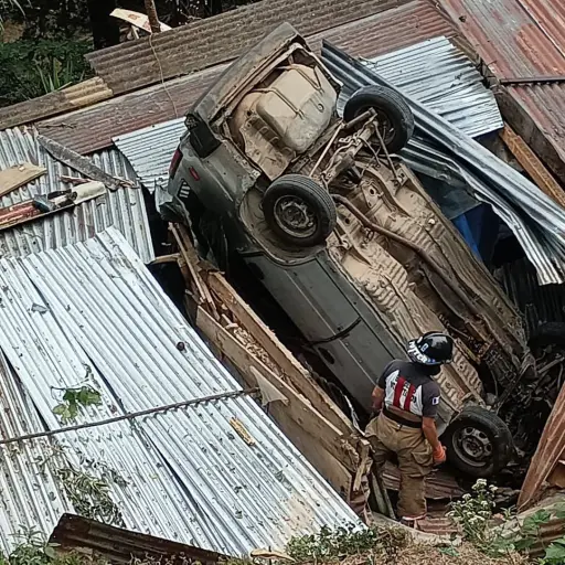 accidente-bomberos-auto-cae-sobre-vivienda-abril-2023.jpg ,
