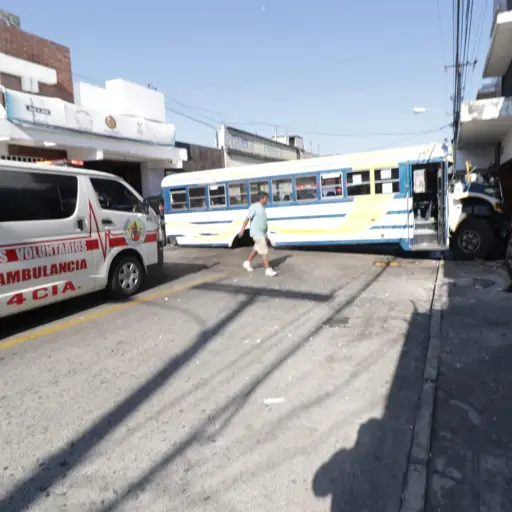 Accidente-bus-y-taxi-abril-2023.jpeg ,