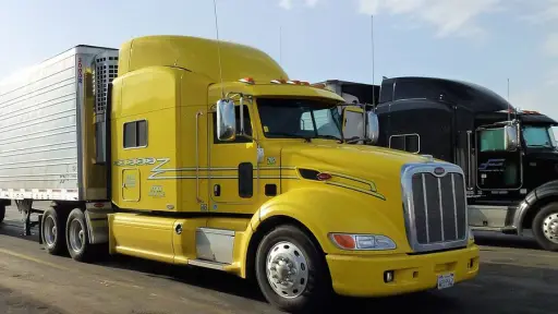 Vehículos de transporte pesado en una carretera. ,ilustrativa de archivo: EU