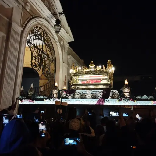 Imagenes-de-Cristo-Yacente-son-acompanadas-por-miles-de-devotos-.jpg ,