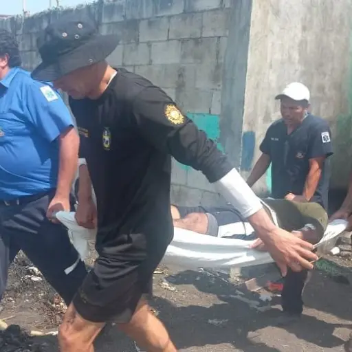 rescatan-a-familia-arrastrada-por-alfaque-puerto-san-jose-9-abril-2023.jpg ,