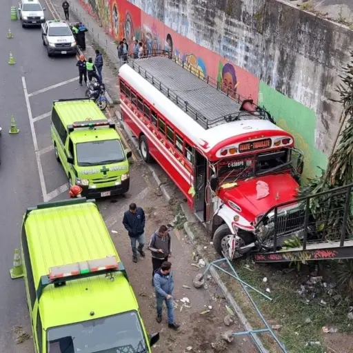 Bus-choca-contra-pasarela-calzada-raul-aguilar-batres-abril-2023.jpg ,
