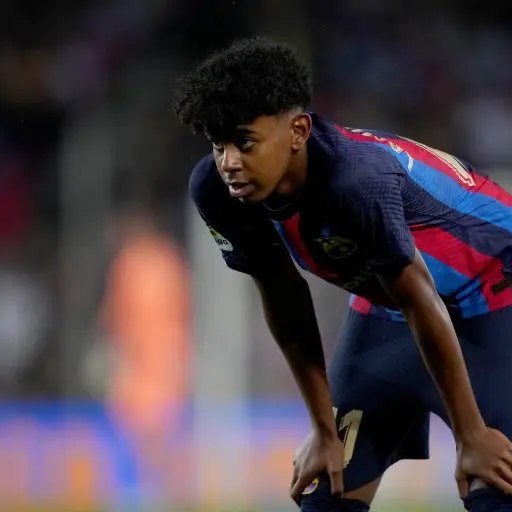 Lamine-Yamal-debuta-con-el-FC-Barcelona-con-15-anos-1-scaled-1.jpg ,