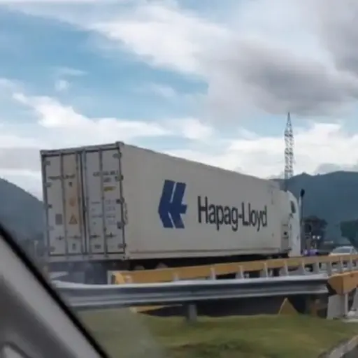 trailer-conduce-contra-la-via-autopista-palin-escuintla.jpg ,