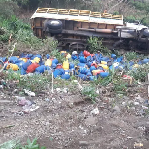 Camion-cae-en-Villa-Canales-1.jpeg ,