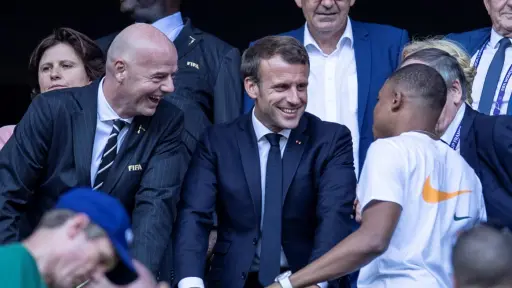 Emmanuel Macron, presidente de Francia junto a Gianni Infantino y Kylian Mbappé - Archivo