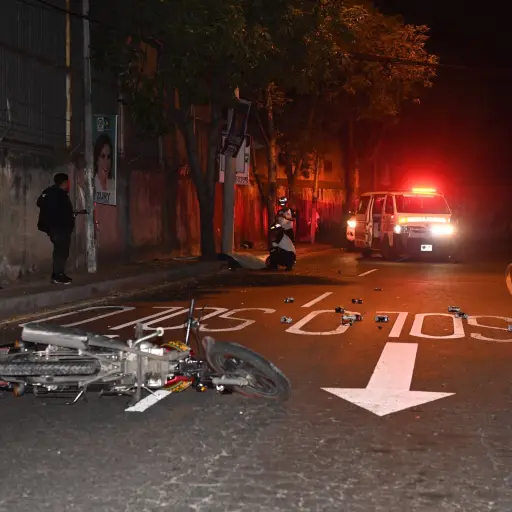 motorista-sufre-accidente-zona-13-junio-2023.jpg ,