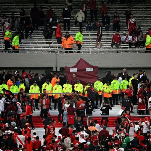 Hincha-de-River-fallece-tras-caer-de-la-grada-en-el-Monumental-2.jpg ,