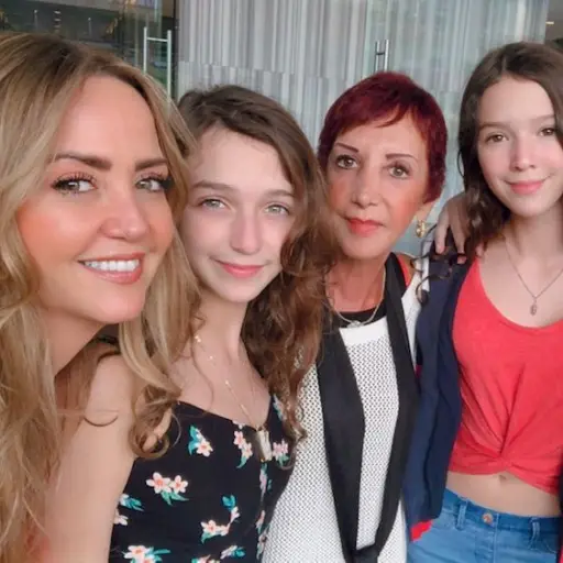 andrea-legarreta-y-su-mama.jpeg ,