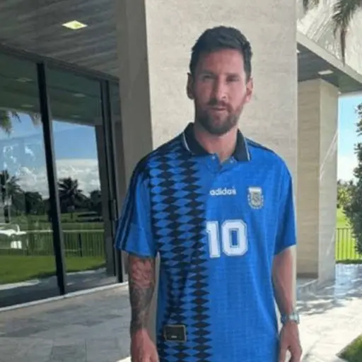 lionel-messi-camisola-de-diego-maradona-1994-julio-2023.png ,