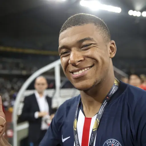 Mbappe-mira-el-derbi-de-Madrid-1-scaled-2.jpg ,