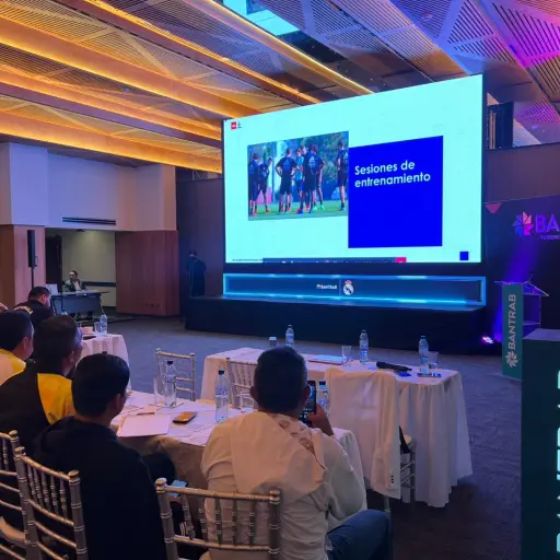 bantra-imparte-charlas-con-personal-del-real-madrid-julio-2023-4.jpeg ,