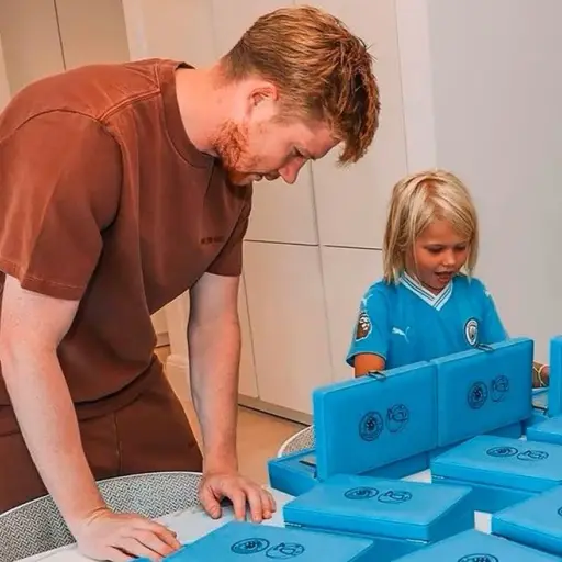 kevin-de-bruyne-regala-costoso-iphone-14-agosto-2023.jpg ,