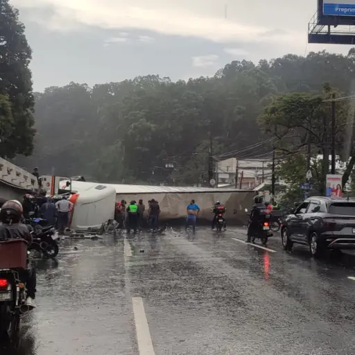 trailer-volcado-ruta-al-pacifico-agosto-2023.jpeg ,