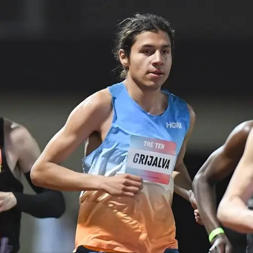 atleta-luis-grijalva-dona-camiseta-para-museo-del-deporte-abril-2023.jpg ,