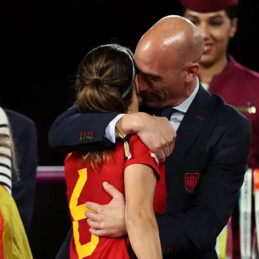 aitana-bonmati-mensaje-contra-luis-rubiales-en-ceremonia-de-la-uefa-agosto-2023.jpg ,