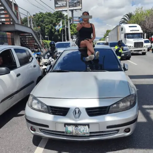 conductora-nego-mover-carro-tras-choque-zona-11-2.png ,