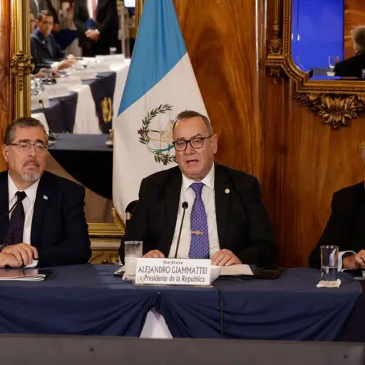 bernardo-arevalo-alejandro-giammattei-primera-reunion-transicion-mando.jpg ,