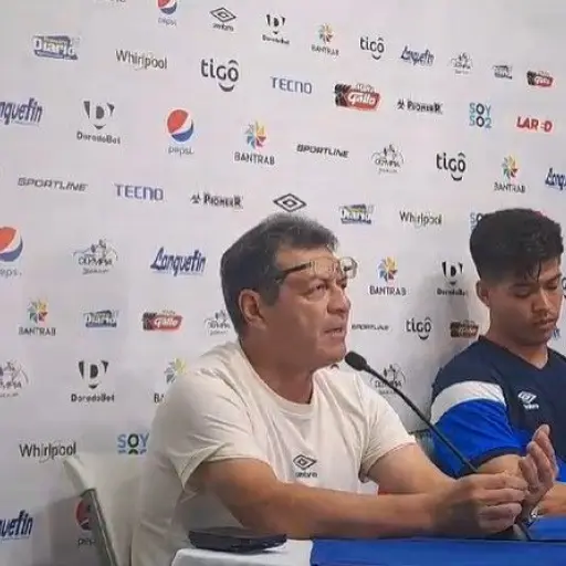 hugo-perez-tecnico-de-el-salvador-septiembre-2023.jpg ,