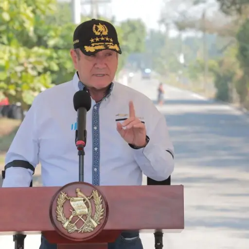 alejandro-giammattei-escuintla-escuela-varones.jpg ,