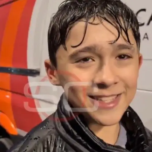 nino-con-mano-golpeada-velez-river-argentina-septiembre-2023-2.jpg ,