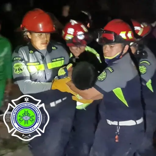 rescatan-nino-de-barranco.jpg ,