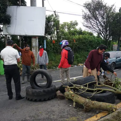 Liberan-paso-en-carretera-a-El-Salvador.jpg ,