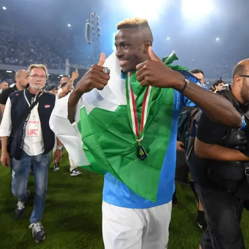 Osimhen-muestra-su-amor-a-napoles-2.jpg ,