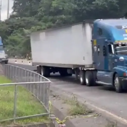 hundimiento-siquinala-transito-lento.jpg ,