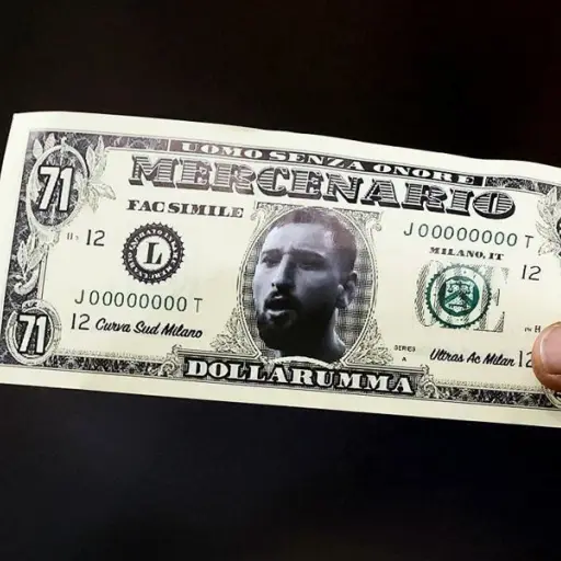 lanzan-billetes-a-gianluigi-donnarumma-en-san-siro-noviembre-2023-2.jpg ,