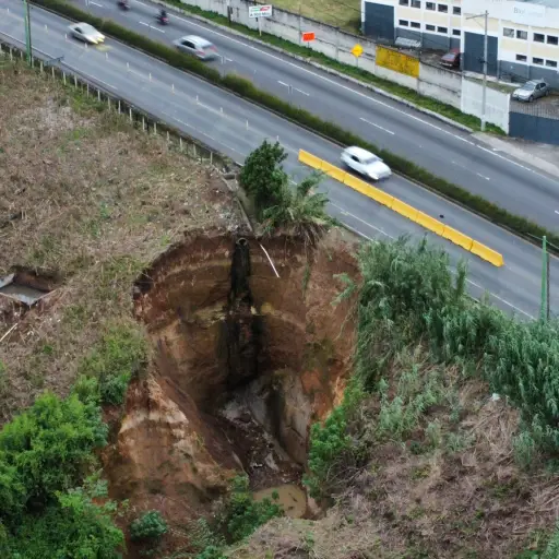 socavon-carretera-a-el-salvador-05-noviembre-2023-1.jpg ,