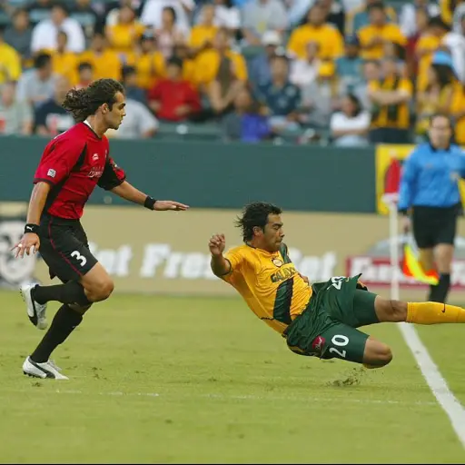 carlos-ruiz-mas-goles-que-messi-ronaldo-diciembre-2023-1.jpg ,