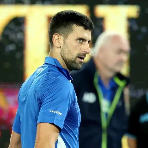 novak-djokovic-encara-a-aficionado-en-el-australian-open-enero-2024.jpg ,