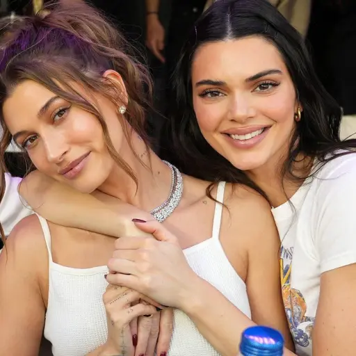 Kendall-Jenner-y-Hailey-Bieber.jpg ,