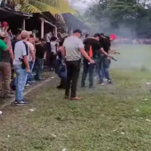 Celebran-disparando-a-tierra.jpg ,