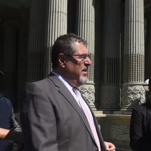 Arevalo-al-salir-del-Palacio-Nacional-de-la-Cultura-scaled-1.jpg ,