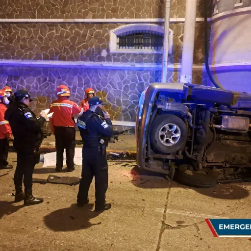 accidente-transito-zona-10-emisoras-unidas-scaled-1.jpeg ,