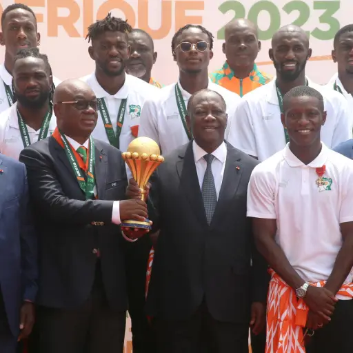 presidente-de-csta-de-marfil-entrega-premios-a-campeones-de-copa-africana-de-naciones-febrero-2024.jpg ,