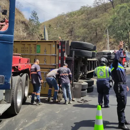 trailer-volcado-villa-nueva-emisoras-unidas.jpeg ,