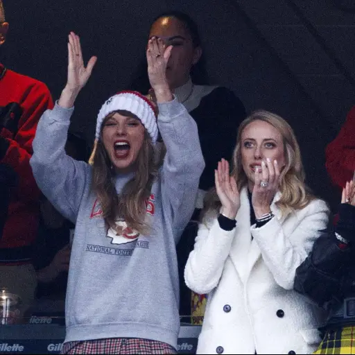 taylor-swift-llega-a-los-angeles-tras-gira-en-japon-super-bowl-2024-febrero-2024-scaled-1.jpg ,