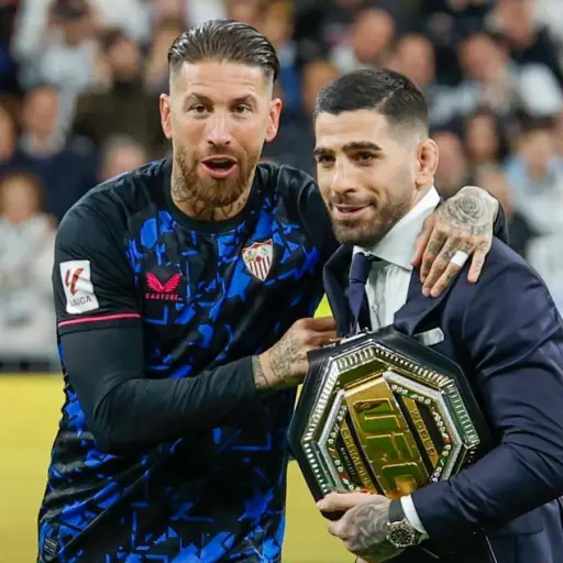 ilia-topuria-campeon-de-la-ufc-realiza-saque-de-honor-real-madrid-sevilla-febrero-2024.jpg ,