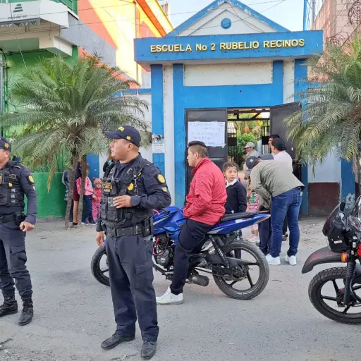 seguridad-escuelas-pnc-emisoras-unidas.jpeg ,