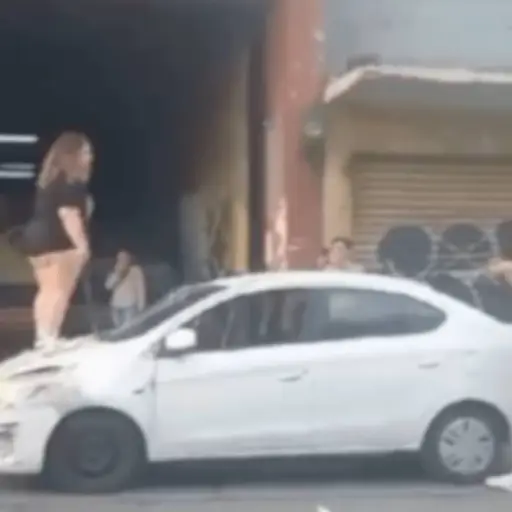 mujer-que-destrozo-el-carro-de-su-pareja-en-la-calle-marti.png ,